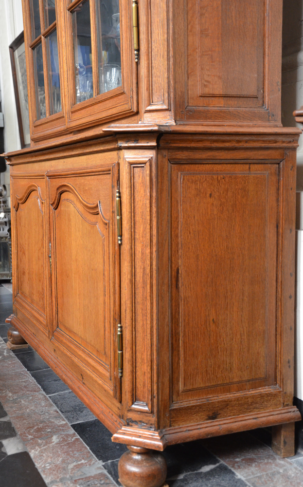 Louis XIVth display cabinet — Side view lower part