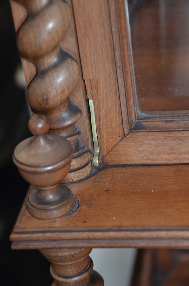 Louis-Philippe display cabinet — Detail of damage to the wood near one of the hinges