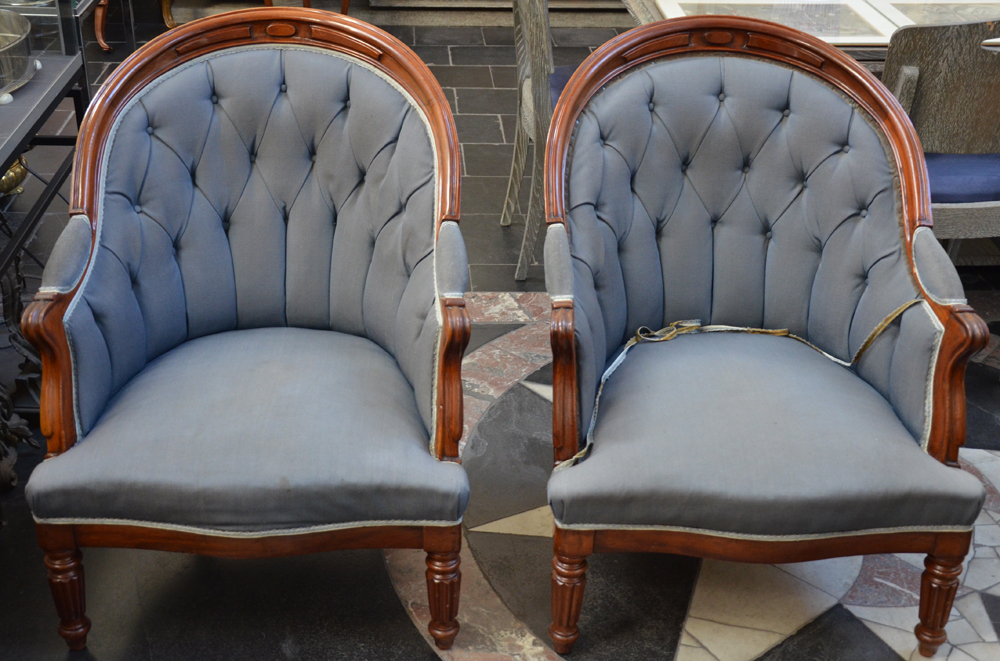 A pair of Louis-Philippe mahogany arm chairs — <p>Une paire de bergères Louis-Philippe en acajou</p>