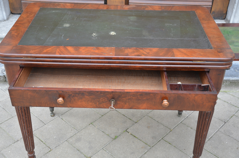 Louis-Philippe table à la tronchin — The drawer with ink compartiment to the right