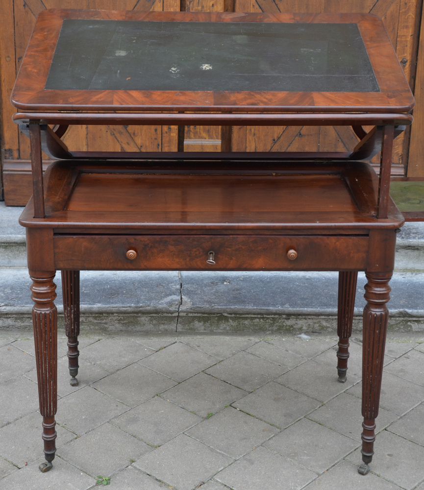 Louis-Philippe table à la tronchin — en acajou et chêne, traces d'usure et petites restaurations à faire. Dans son jus.