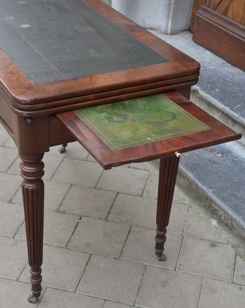 Louis-Philippe table à la tronchin — side with board (damaged corner)