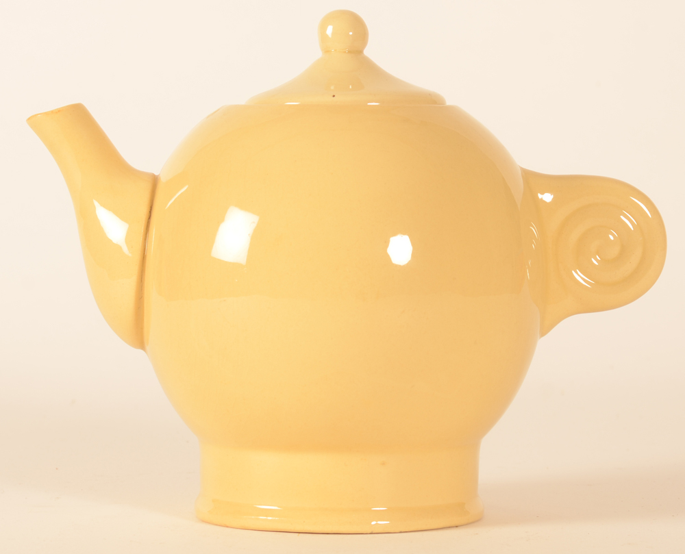 A rare yellow Jean Luce art deco tea pot — Rare théière en faience jaune de Jean Luce, epoque art deco