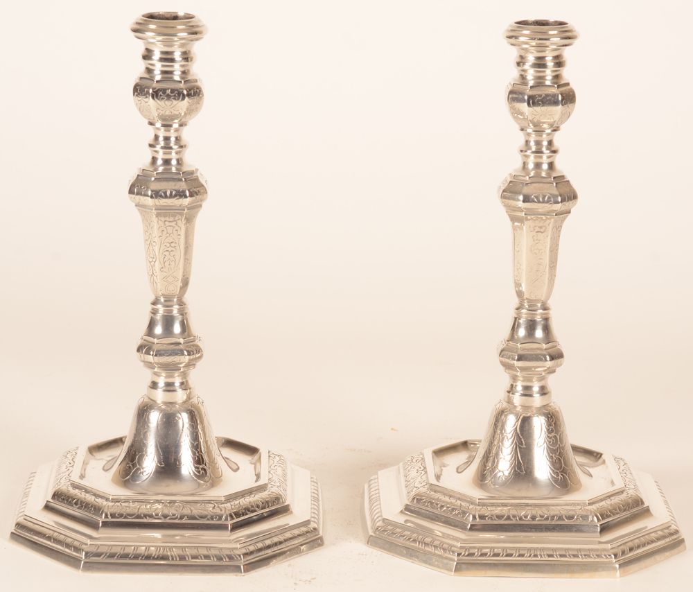 L XIV silver candlesticks — Beau pair de candelabres neo-L XIV en argent massif, probablement Bruxelles ca. 1920-1940.