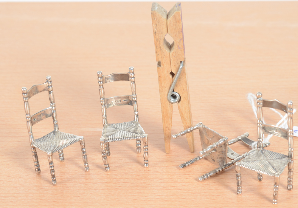 4 silver Dutch miniature chairs — 4 chaises miniature en argent hollandais, première moitié du 20e siècle.