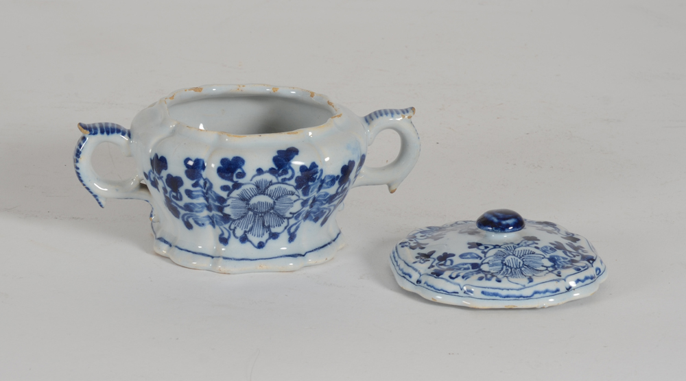 small lobed Delft lidded pot — Petit pot chantourné avec couvercle en Delft bleu et blanc, 18ième siècle