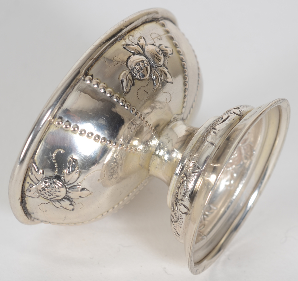 A historismus silver egg cup, in the 18th century style — Side view