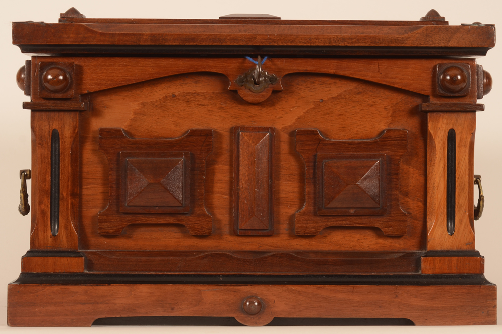 A good Napoleon III soldid mahogany casket — 22 x 35 x 25 cm<br>