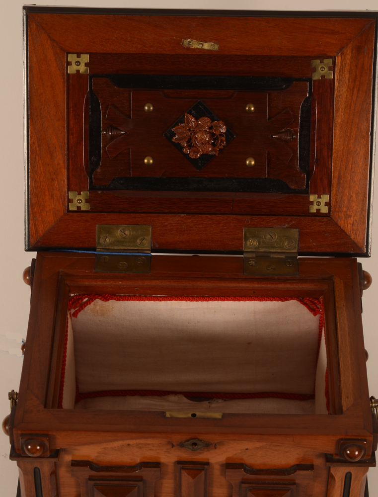 A good Napoleon III soldid mahogany casket — Inside