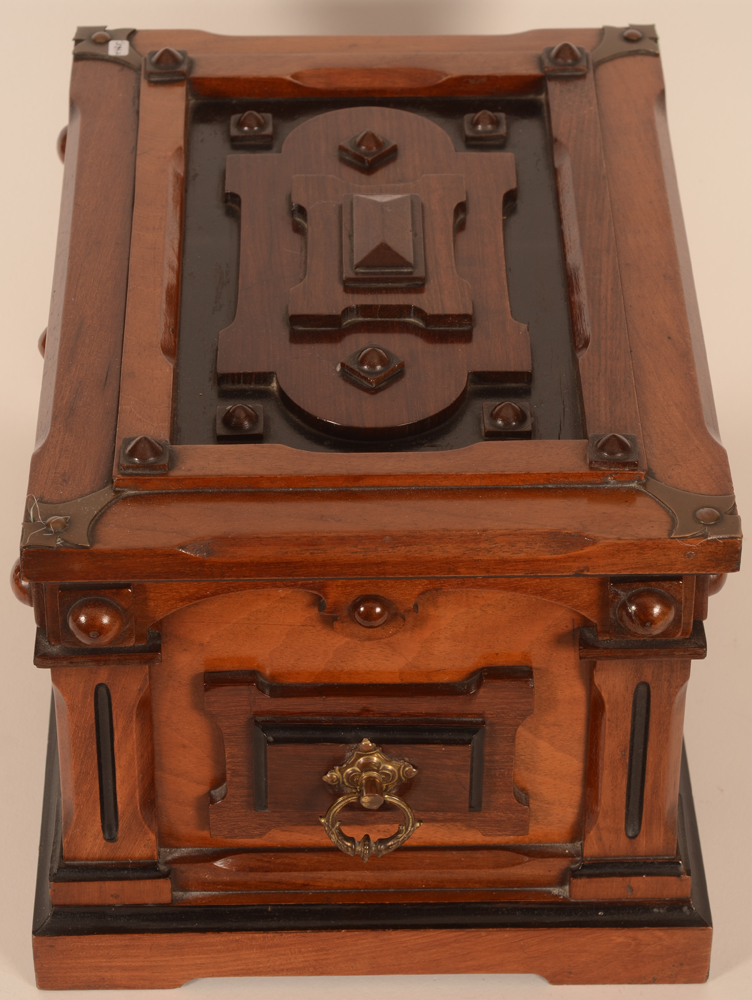 A good Napoleon III soldid mahogany casket — Belle qualité d'ébénisterie