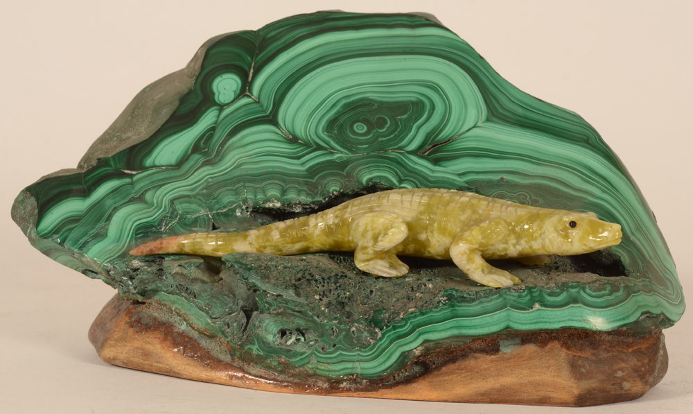 Malachite and onyx crocodile — Objet insolite en malachite et onyx sur un socle en bois, probablement annees 40-50