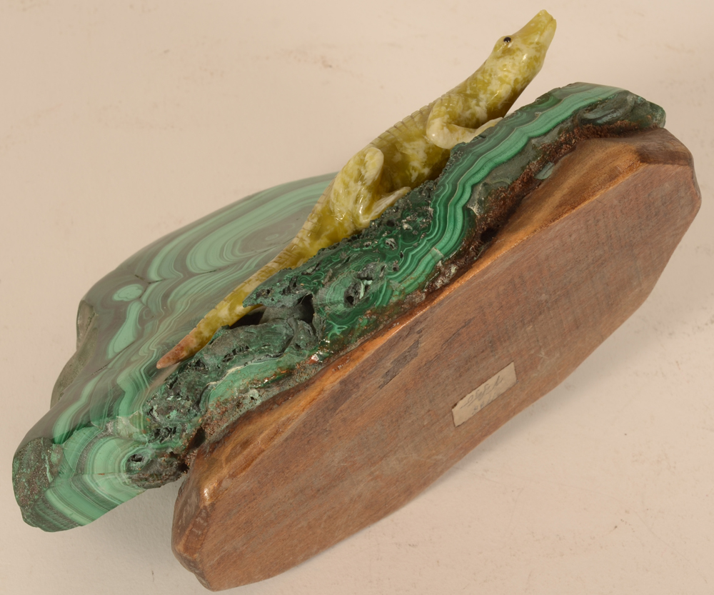 Malachite and onyx crocodile — View from the base, showing the mounting of the piece