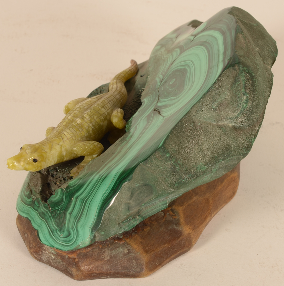 Malachite and onyx crocodile — view from the side