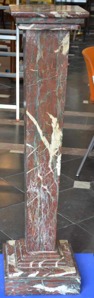 Marble Pedestal — Un soccle en marbre rouge, restaure