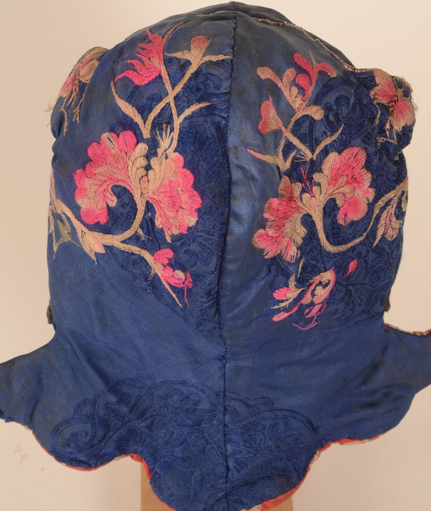 Miao blue silk embroidered newborn's cap — Bonnet de bébé en soie brodée par la minorité chinoise des Miao