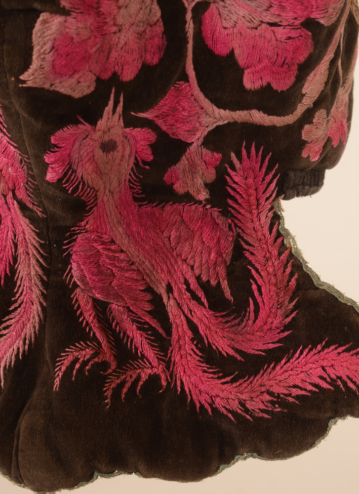Miao brown velvet embroidered baby's cap — Détail des broderies sur velours