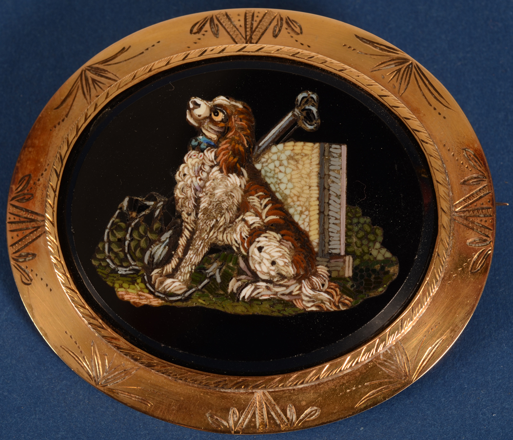 A micromosaic and gold brooch depicting a dog  — Broche micromosaique 19e, Italien, la monture en or probablement belge du 19e