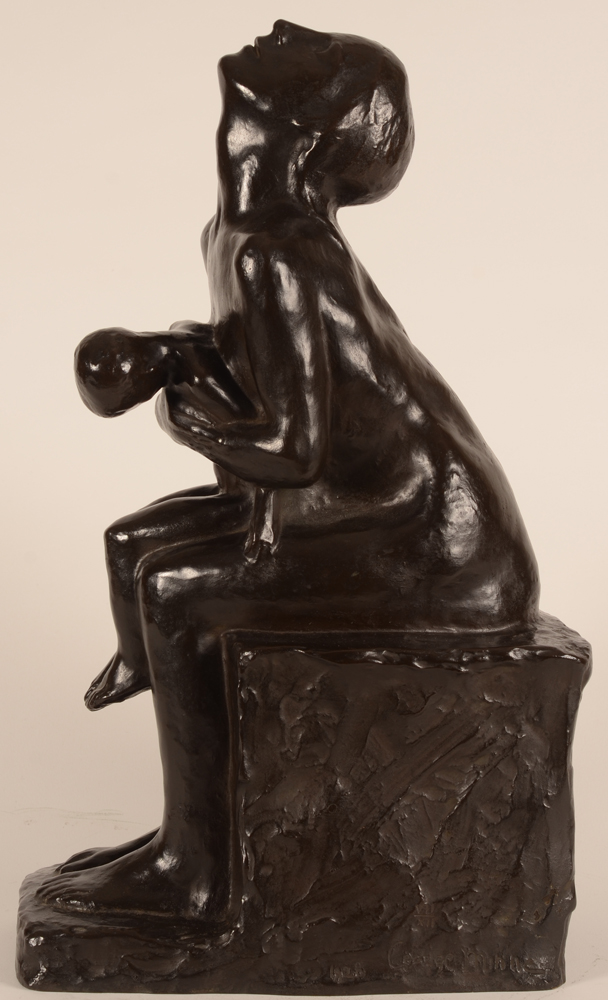 George Minne — Moeder beweent haar dode kind, 1928, eigentijdse brons met mooie donkere patina, gesigneerd en gedateerd met zogenaamde 'Jussiant' nummering in Romeinse cijfers.