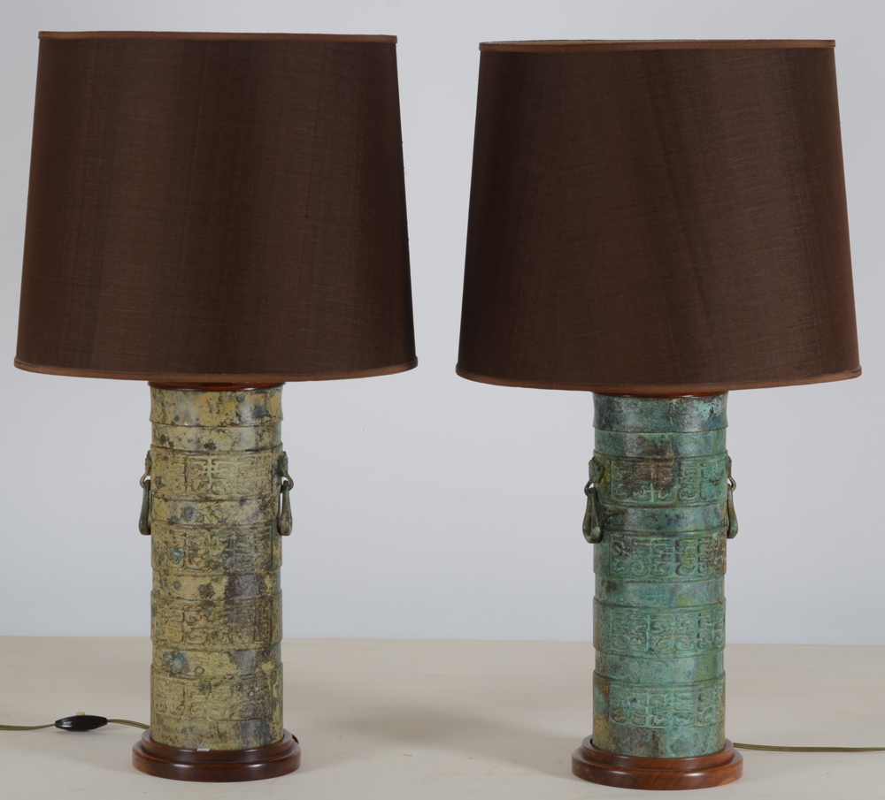 A pair of probably 1980's table lamps in Chinese Archaic bronze style — Paire de lampadaires en bronze patiné et acajou, dans le style de bronzes chinoises anciens
