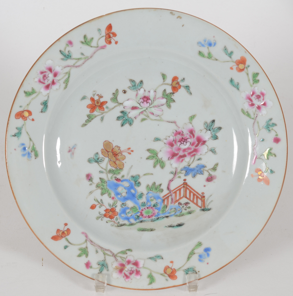 Chinese Famille Rose porcelain plate with flowers and a garden fence — Assiètte classique en porcelaine famille rose