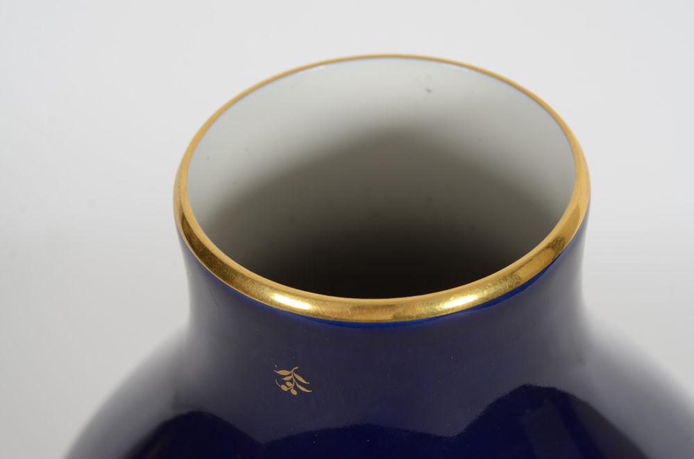 Sèvres, a classic cobalt blue and gold procelain vase 1962 — Detail of the rim, the gilding in good condition