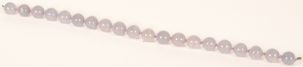 collier lila années 1930 — <p>44 cm long composé de perles de 2 cm</p>