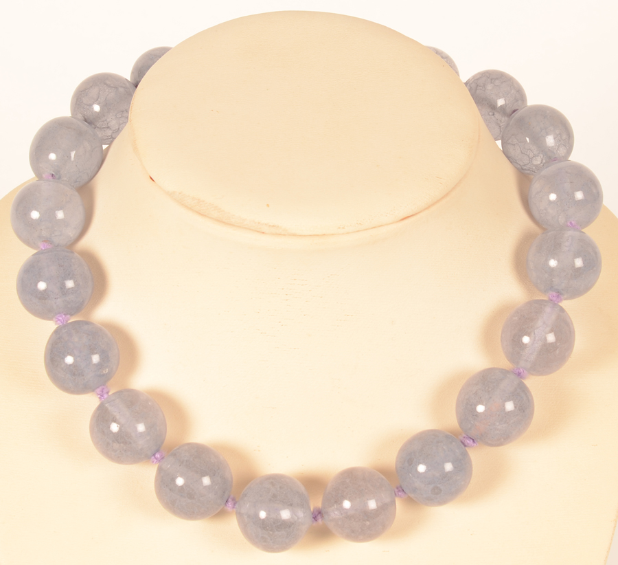 A vintage light purple mineral bead necklace — <p>Avec fermeture en argent, original knots in between the beads.</p>