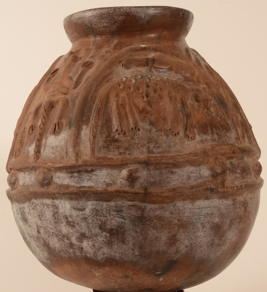 Bariba terracotta Baatonu jar — Side with a large animal