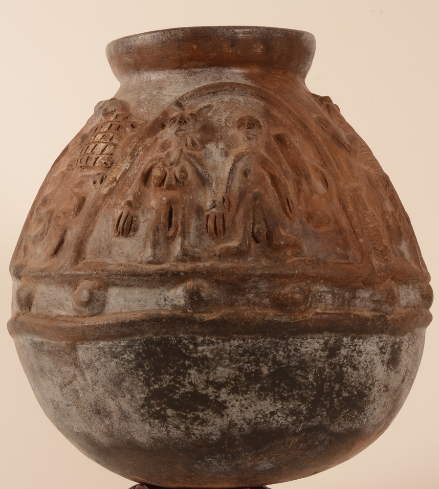 Bariba terracotta Baatonu jar — grand pot en terre cuite décoré en relief