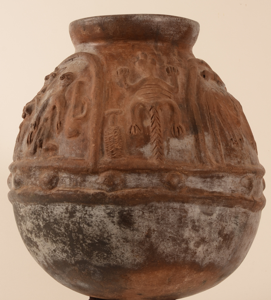 Bariba terracotta Baatonu jar — A depiction of a crocodile