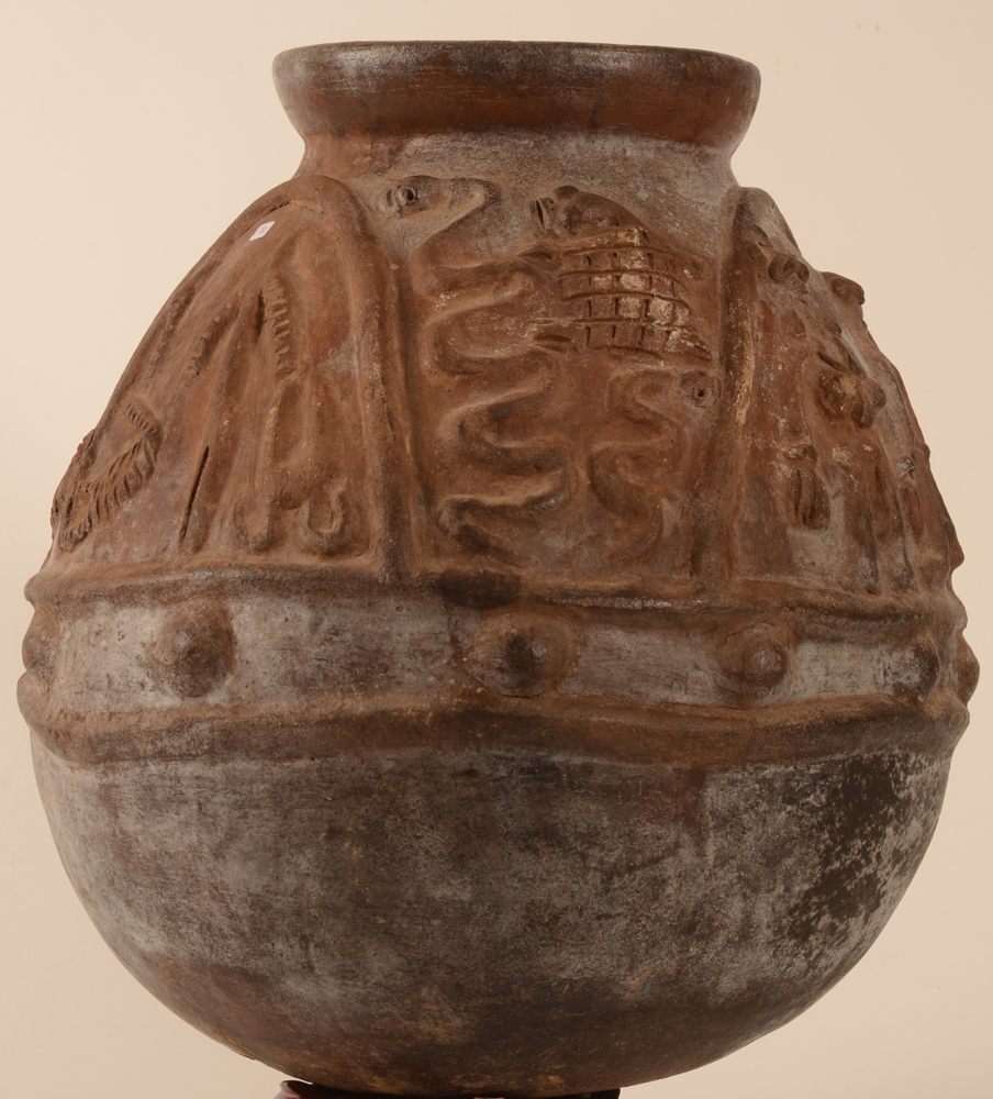 Bariba terracotta Baatonu jar — Side with snakes and a turtle (?)