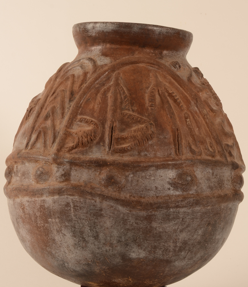 Bariba terracotta Baatonu jar — The side with a couple of stick figures, one surrounded by crocodiles