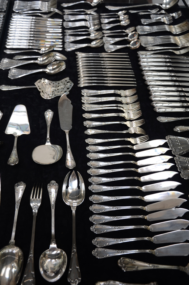 Delheid Frères — Une grande ménagère en argent massif pour douze personnes, en total 187 pièces!