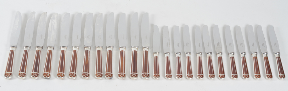 Christofle France — Une collection de 12 couteaux à diner et 12 couteaux à entremets du modèle talisman.
