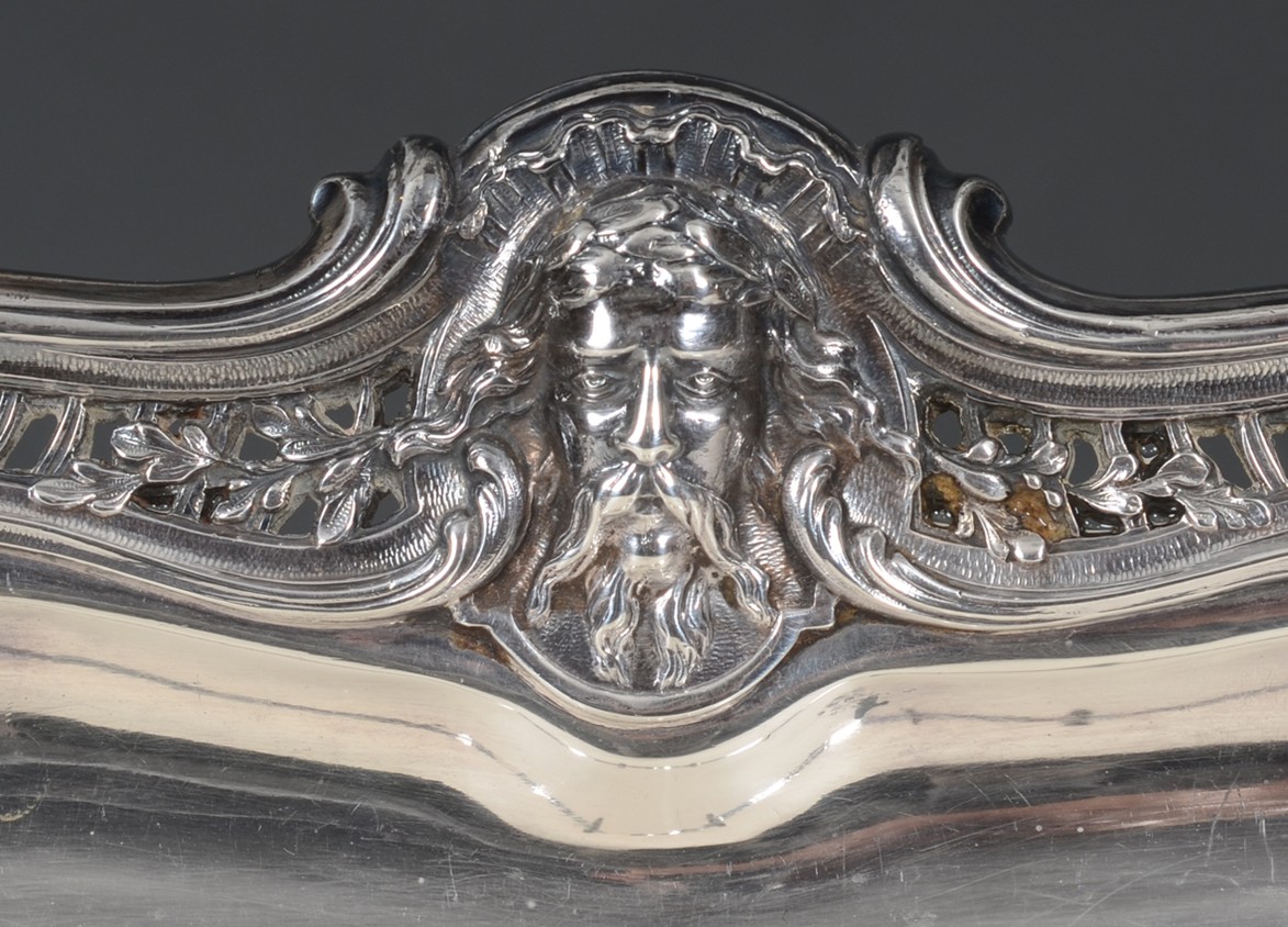 Silver Tray 'aux têtes barbues' — Large solid silver tray, with a decorative pattern of bearded men, exquisite quality, with illegible maker's mark