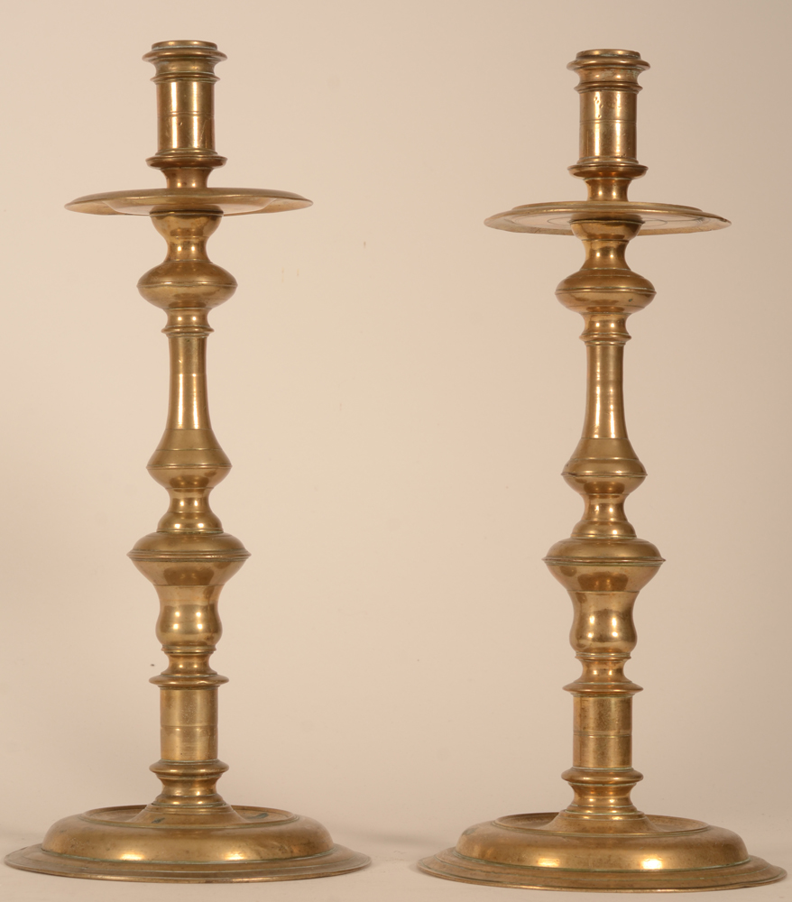 Pair of candlesticks — Pair de chandeliers en bronze, probablement sud-européen, 18e&nbsp;