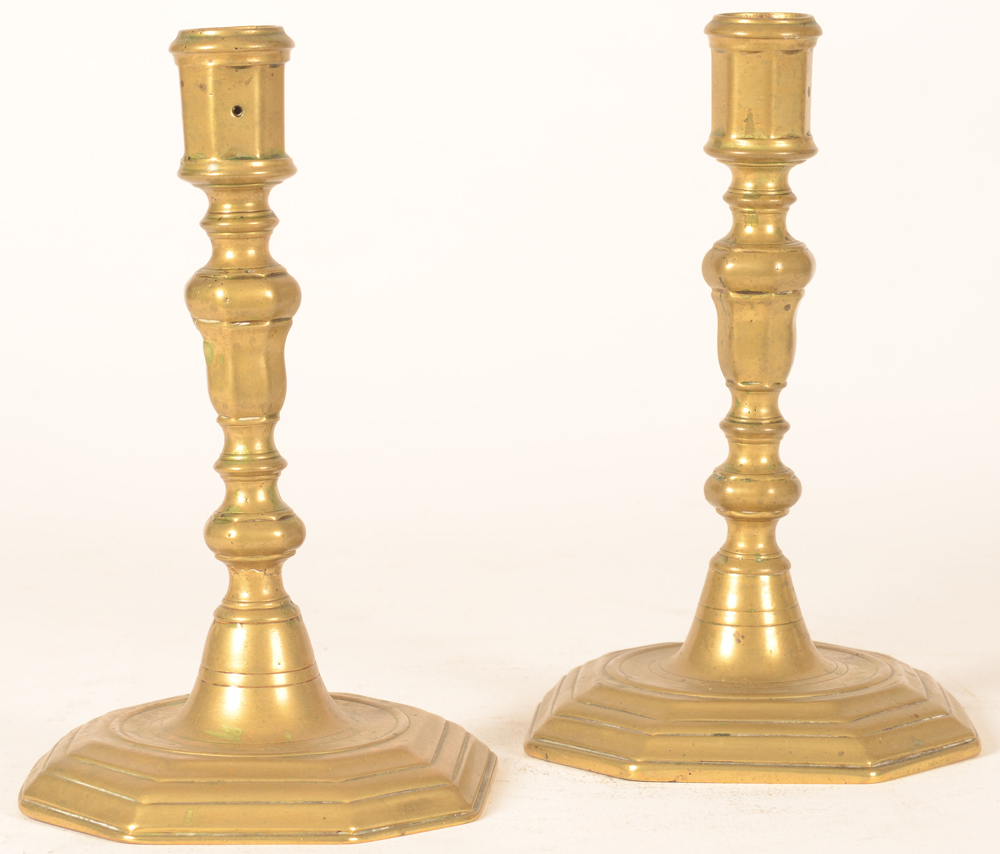 L XIV Candlesticks — Beau pair de candelabres L XIV en bronze, probablement Francais ou Flandres, ca. 1700