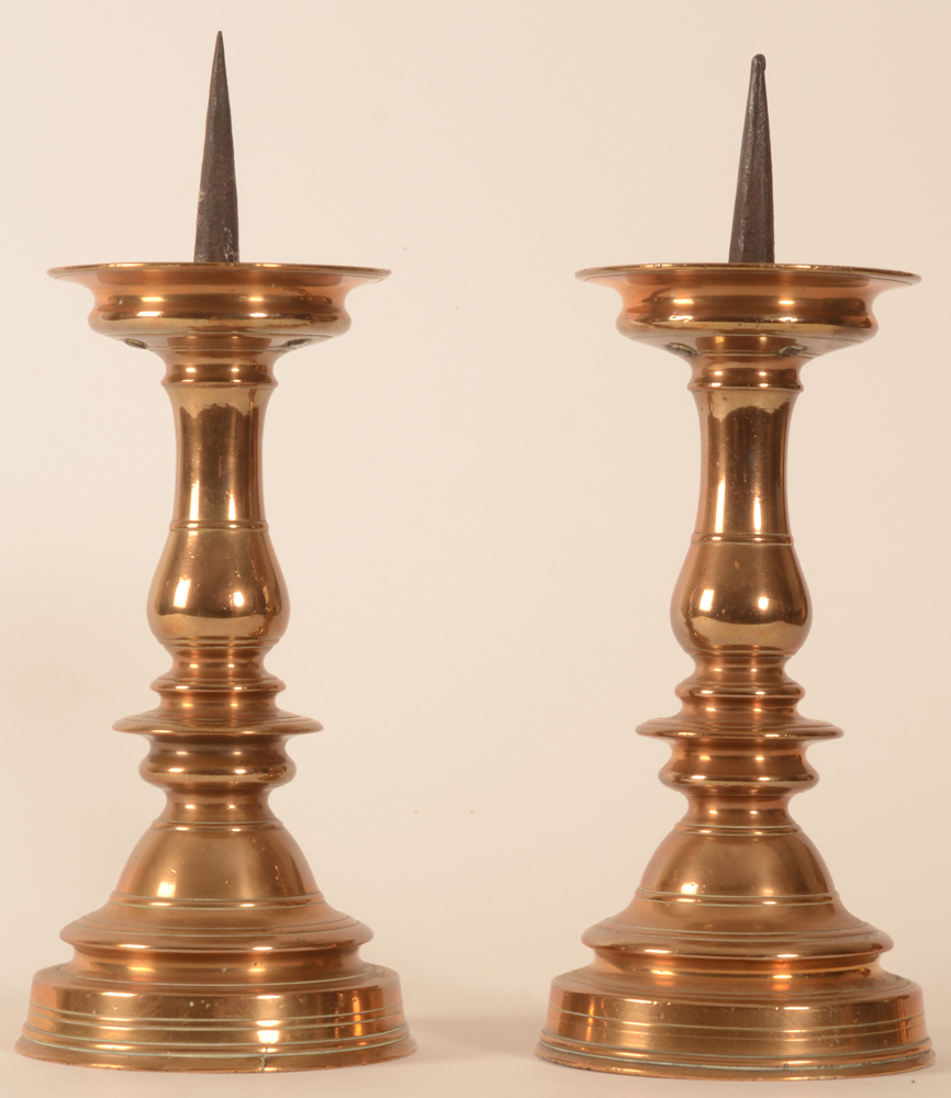 Nurnberg a pair of pricket candlesticks — Pair de candélabres en laiton, Neurenberg, fin 16me début 17me siècles, très bon état
