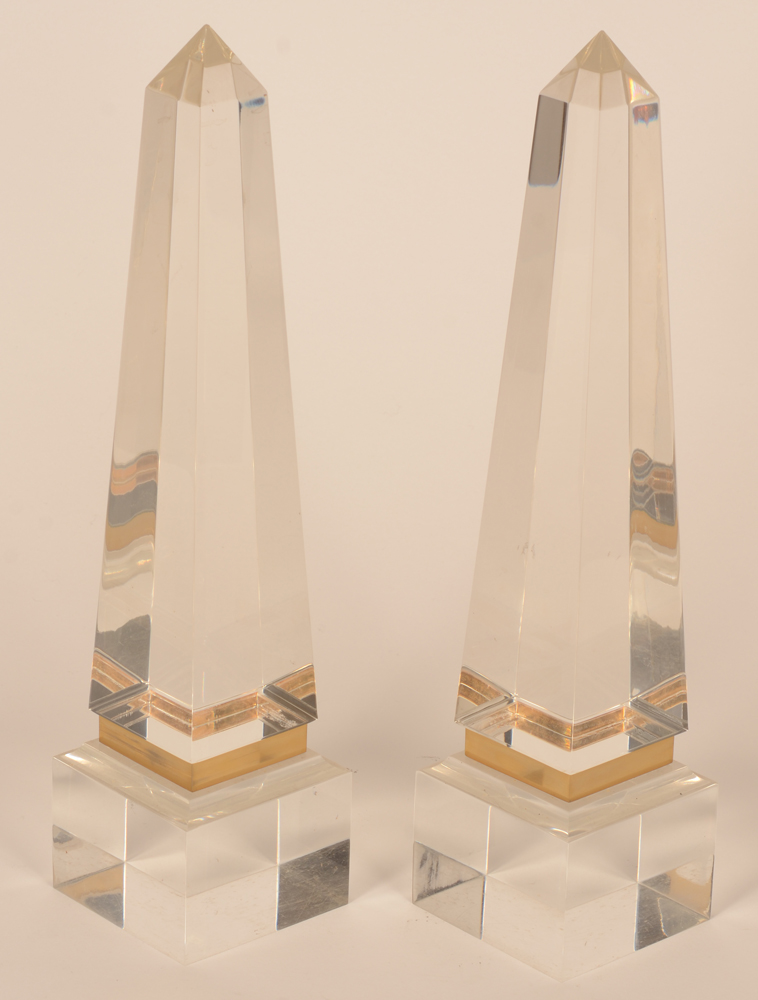 A pair of perspex obelisks — Une paire d'obélisques en plexi avec monture en métal doré, années 70<br>