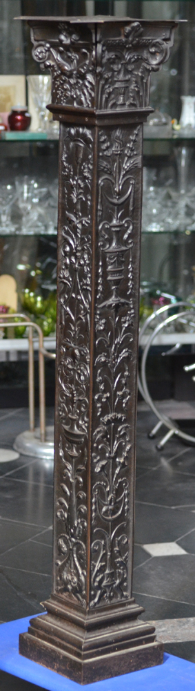 Cast Iron pedestal — Piedestal en fonte de fer, 19me, de style renaissance
