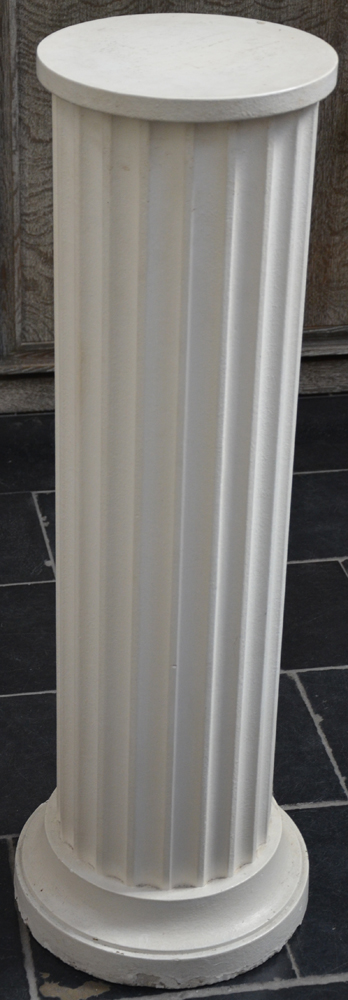 Pedestal plaster — <p>Un pied-de-stalle classique en platre, peint blanc</p>