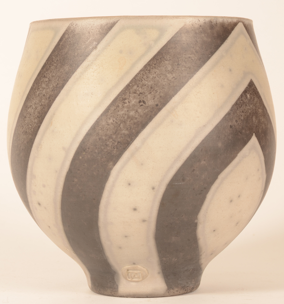 Potter TA — Beau vase, probablement des années '80-'90, monogrammé mais non identifié