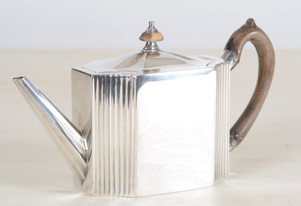 Michael Plummer, a silver tea pot, London 1795 — Théière en argent massif, Londres, empire