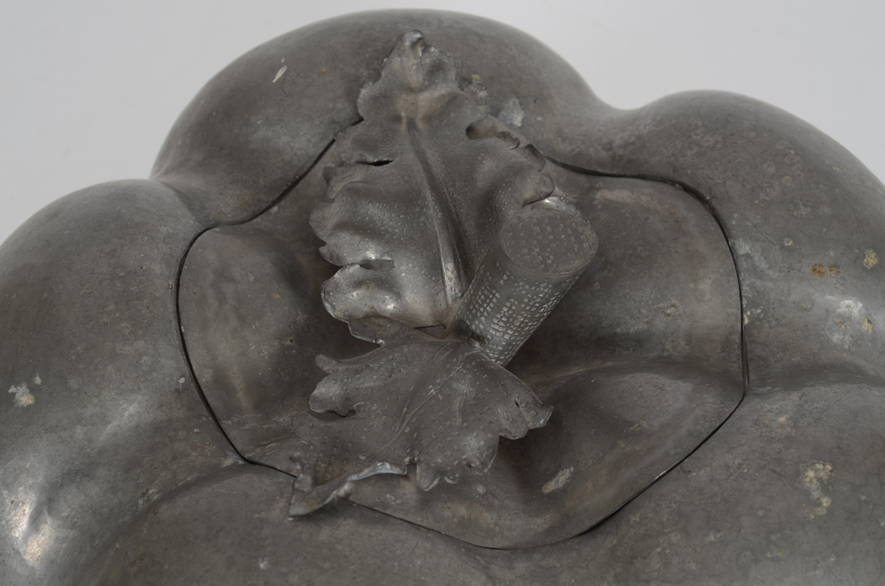 An Italian 1970's large pewter pumpkin ice bucket — Detail of the lid and top