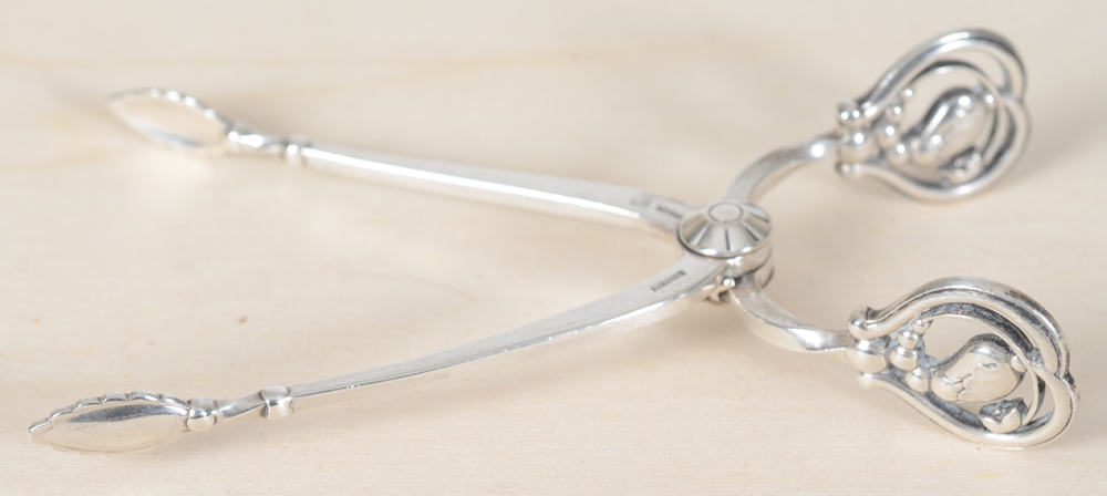 Georg Jensen — Pince à sucre en argent massif, decor 'fleur'