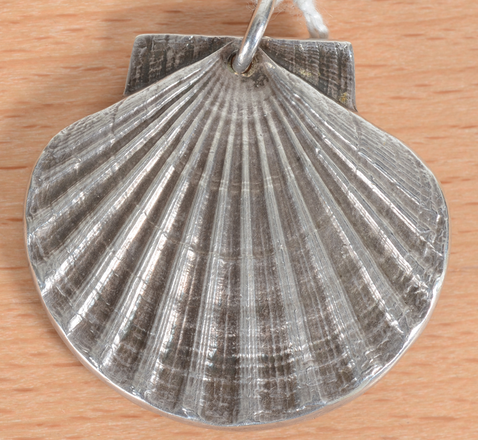 Roger Bezombes — Back of the pendant, with a scallop shell design