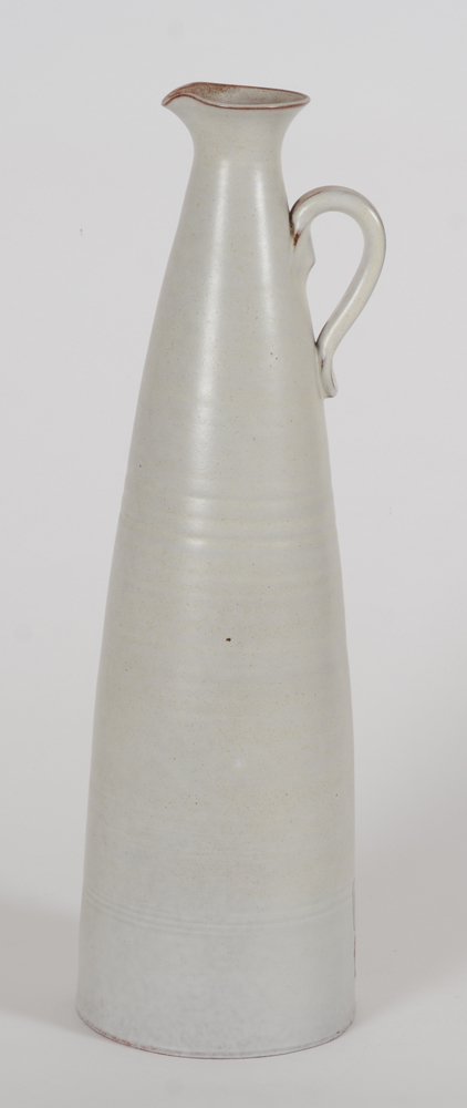 Joost Maréchal a large white glazed slender jug, 1950's — Grande cruche en céramique, début des années '60