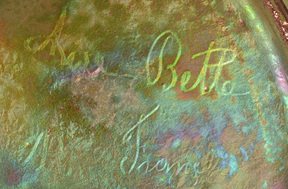 Aire-Belle — Signature and inscription at the back of the dish