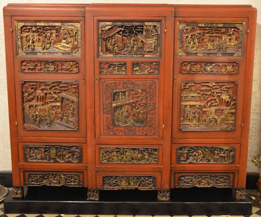 Charles Rosel — Meuble signe art deco en style chinois utilisant des panneaux de Chine originales, sur un soccle en bois lacquee noir.