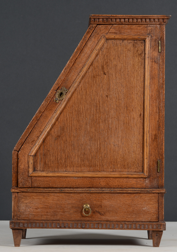 Antique microscope — The oak box closed